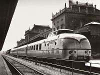 Glavni kolodvor oko 1965. godine. Aluminijski vlak serije JŽ 611 proizveden u firmi 'Janko Gredelj'